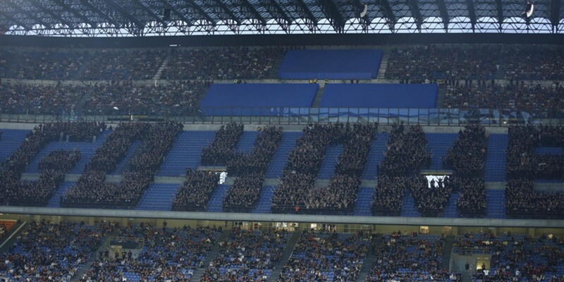 Clamorosa contestazione dei tifosi del Milan: formano una scritta gigante in curva contro la società 14 Clamorosa contestazione dei tifosi del Milan: formano una scritta gigante in curva contro la società