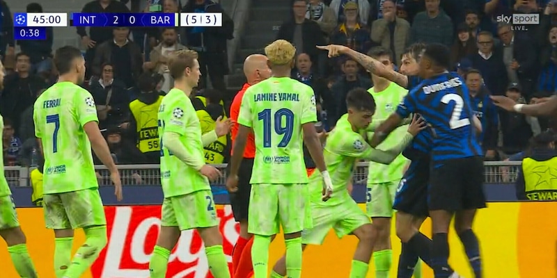 Bufera tra Acerbi e Inigo Martinez: cosa è successo in campo durante Inter-Barcellona 14 Bufera tra Acerbi e Inigo Martinez: cosa è successo in campo durante Inter-Barcellona