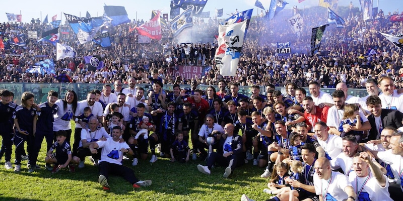 Da Bocelli ai Lungarni invasi dai tifosi: Pisa, una città in festa per il ritorno in Serie A 15 Da Bocelli ai Lungarni invasi dai tifosi: Pisa, una città in festa per il ritorno in Serie A