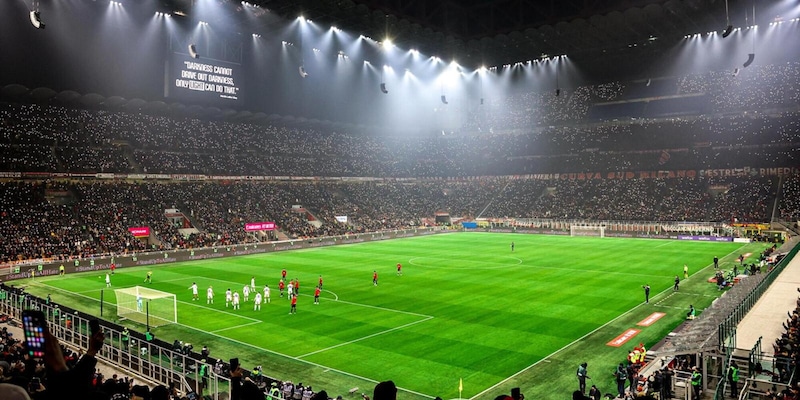 Serie A, dal '99 mai così in tanti allo stadio e vince il paradosso Milan 14 Serie A, dal '99 mai così in tanti allo stadio e vince il paradosso Milan