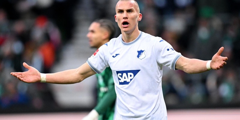 Bundesliga, l'Hoffenheim raggiunge il Wolfsburg nel finale: autogol di Ostigard 14 Bundesliga, l'Hoffenheim raggiunge il Wolfsburg nel finale: autogol di Ostigard