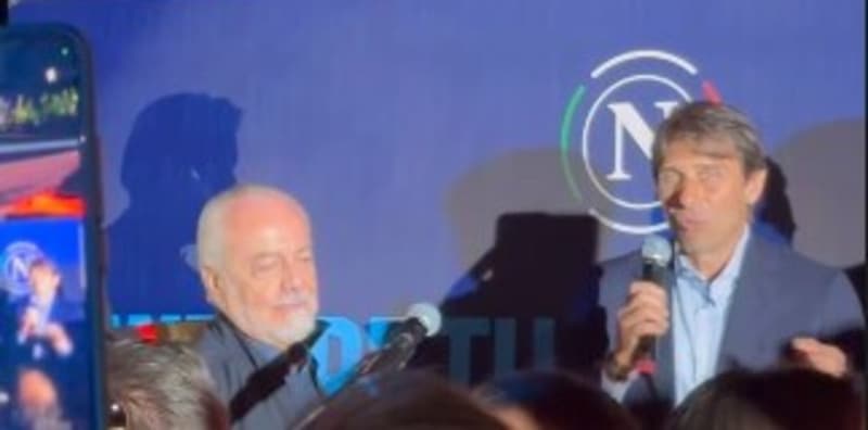 Conte, il discorso ai tifosi durante la festa scudetto. E dal pubblico gli urlano una frase inequivocabile 1 Conte, il discorso ai tifosi durante la festa scudetto. E dal pubblico gli urlano una frase inequivocabile