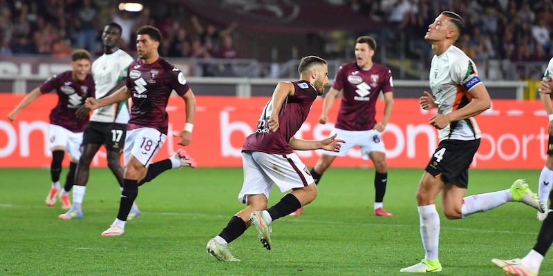 Vlasic su rigore risponde a Kike Perez: il Venezia sfiora il colpaccio con il Toro