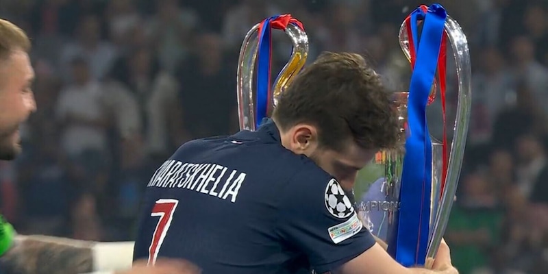 Kvaratskhelia abbraccia la Champions: il bellissimo gesto che non è passato inosservato 1 Kvaratskhelia abbraccia la Champions: il bellissimo gesto che non è passato inosservato