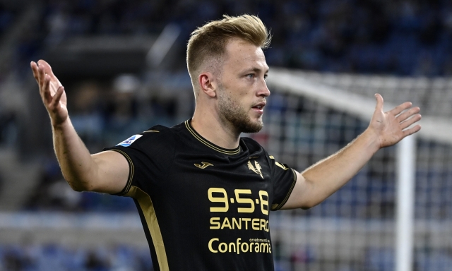 Verona-Lecce, formazioni ufficiali: ci sono Tengstedt e Krstovic. N'Dri dal 1' 16 Verona-Lecce, formazioni ufficiali: ci sono Tengstedt e Krstovic. N'Dri dal 1'