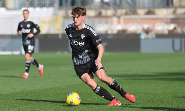 Como-Cagliari, le formazioni ufficiali: Douvikas e Reina dal 1', gioca Viola 15 Como-Cagliari, le formazioni ufficiali: Douvikas e Reina dal 1', gioca Viola