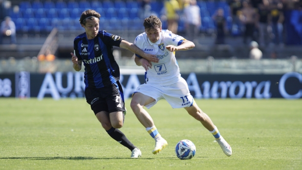Il Pisa piega il Frosinone, ma il successo dello Spezia rimanda la festa di Inzaghi
