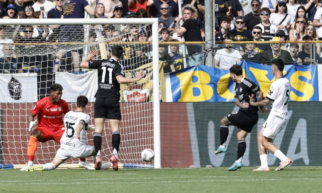 Strefezza entra, segna e lancia il Como. Man, un altro clamoroso errore che frena il Parma