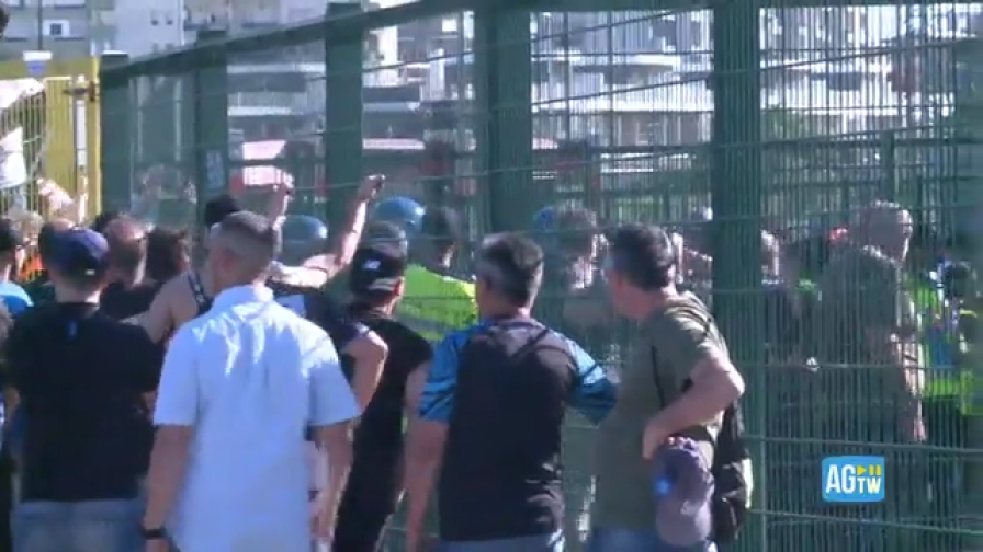 Lecce, scontri tra tifosi napoletani e forze dell'ordine fuori dal Via del Mare 15 Lecce, scontri tra tifosi napoletani e forze dell'ordine fuori dal Via del Mare