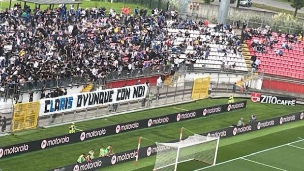 Cori per il tifoso ucciso, poi solo silenzio: la reazione degli ultras atalantini a Monza
