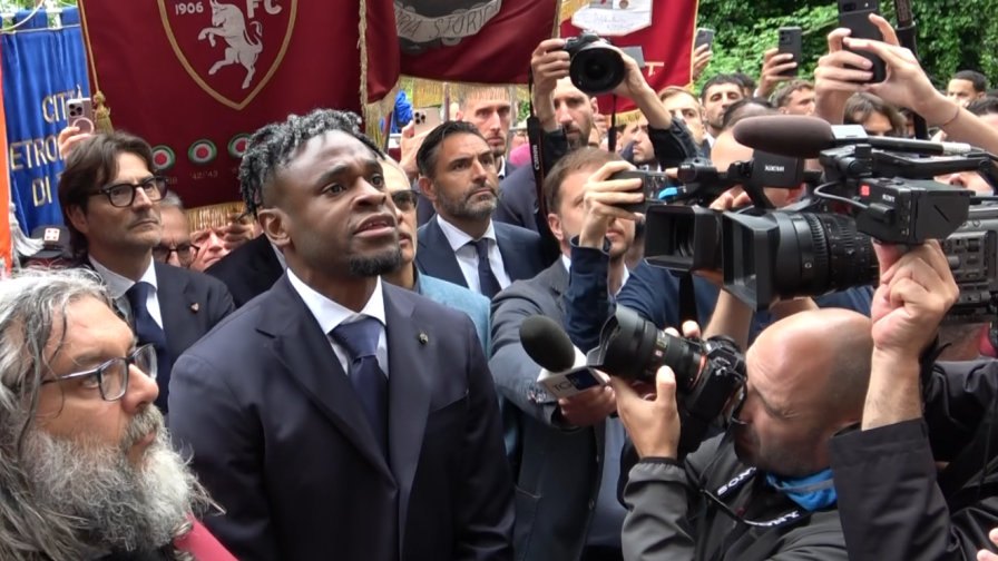 Zapata a Superga legge i nomi del Grande Torino e si emoziona 13 Zapata a Superga legge i nomi del Grande Torino e si emoziona