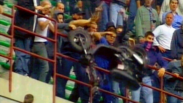 Assalti, coltellate e lanci di motorini: 50 anni di violenza tra interisti e atalantini. Ma ieri la Nord...