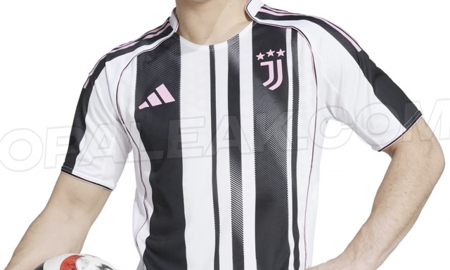 Strisce sfumate e dettagli rosa: le prime immagini della maglia della Juve 2025-26 15 Strisce sfumate e dettagli rosa: le prime immagini della maglia della Juve 2025-26
