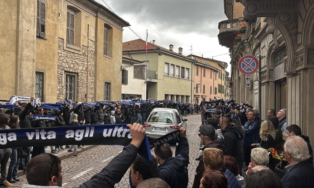 Sciarpe nerazzurre e l'ultimo saluto: Bergamo si ferma per i funerali di Riccardo Claris 16 Sciarpe nerazzurre e l'ultimo saluto: Bergamo si ferma per i funerali di Riccardo Claris