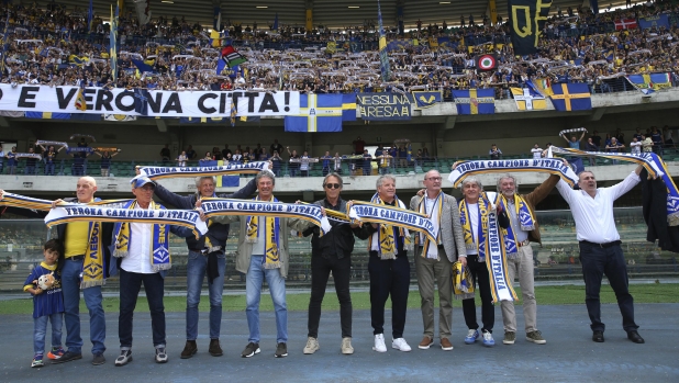 Quarant'anni fa lo scudetto del Verona: il Bentegodi festeggia i suoi eroi 14 Quarant'anni fa lo scudetto del Verona: il Bentegodi festeggia i suoi eroi