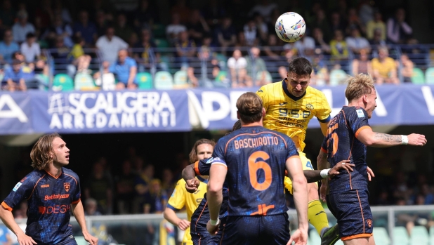 Coppola risponde a Krstovic: il Verona fa un passo verso la salvezza, il Lecce no