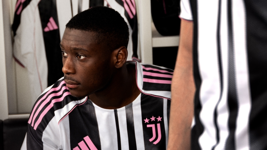 Juve, ecco la nuova maglia home 2025-2026: effetto "codice a barre" e loghi rosa 16 Juve, ecco la nuova maglia home 2025-2026: effetto "codice a barre" e loghi rosa