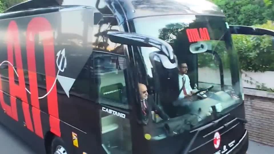 Milan-Bologna, l'arrivo dei pullman all'Olimpico: c'è anche Ibra con Moncada e Furlani 12 Milan-Bologna, l'arrivo dei pullman all'Olimpico: c'è anche Ibra con Moncada e Furlani