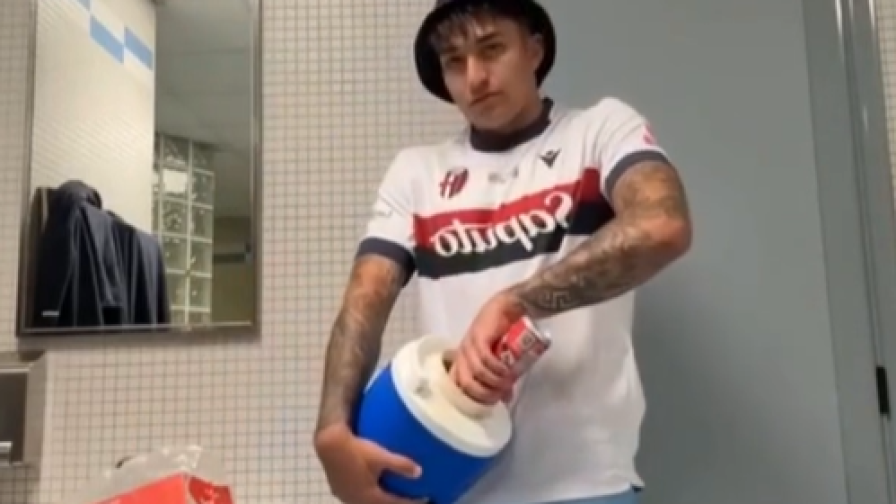 Bologna, Castro scatenato: litri di cocktail preparati all'Olimpico! 15 Bologna, Castro scatenato: litri di cocktail preparati all'Olimpico!