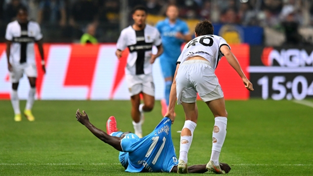 Parma-Napoli, le pagelle: Leoni (7) regge l'urto di Lukaku (5)