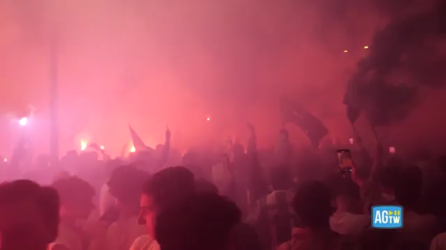 Napoli, è già festa scudetto! Fumogeni e bandiere al ritorno da Parma: guarda il video 1 Napoli, è già festa scudetto! Fumogeni e bandiere al ritorno da Parma: guarda il video