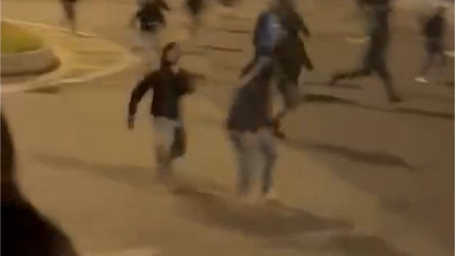 Ultras del Napoli assaltano il pullman dei tifosi dell'Inter: il video 16 Ultras del Napoli assaltano il pullman dei tifosi dell'Inter: il video