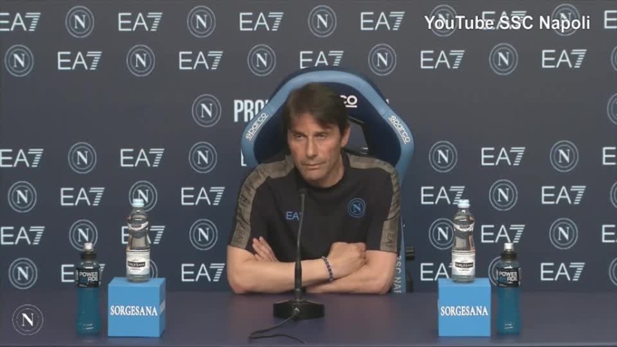 Domanda in napoletano, Conte reagisce così