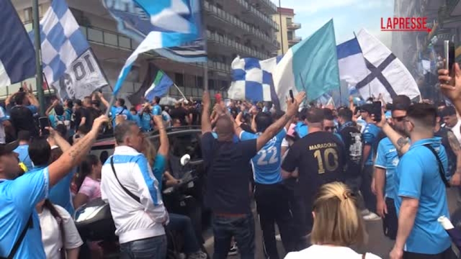 Napoli, tifosi invadono le strade con fumogeni e bandiere 13 Napoli, tifosi invadono le strade con fumogeni e bandiere