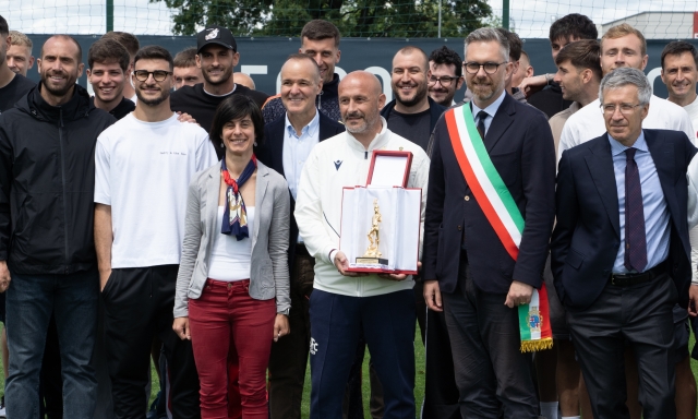 A Italiano il Nettuno d'oro: "Un onore che condivido con tutto il Bologna" 12 A Italiano il Nettuno d'oro: "Un onore che condivido con tutto il Bologna"