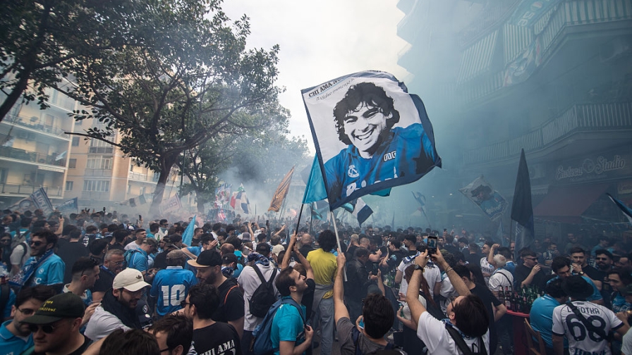 A Napoli sale l'entusiasmo per lo scudetto. Segui in DIRETTA l'attesa dei tifosi 13 A Napoli sale l'entusiasmo per lo scudetto. Segui in DIRETTA l'attesa dei tifosi