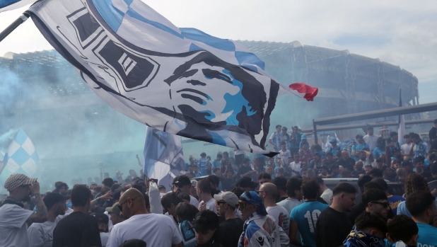LIVE Alle 20.45 Napoli-Cagliari: una città tinta d'azzurro. La squadra è arrivata allo stadio