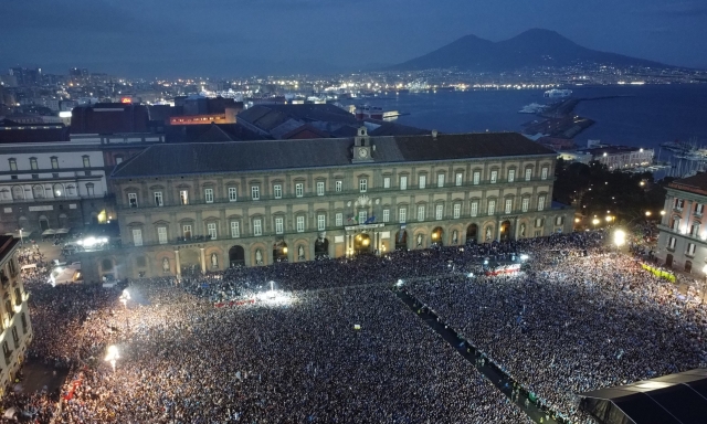 Sì, Napoli, è festa! Notte di amore folle nella città della gioia: "perché chissà quando ricapita"
