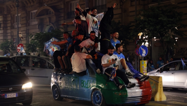 Armi illegali, fontane danneggiate, 39 feriti, 3 arresti e un'evasione: la folle notte di Napoli 15 Armi illegali, fontane danneggiate, 39 feriti, 3 arresti e un'evasione: la folle notte di Napoli