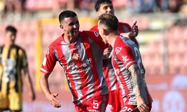 Cremonese, 3-0 alla Juve Stabia per ribaltare la sconfitta dell'andata: è in finale playoff