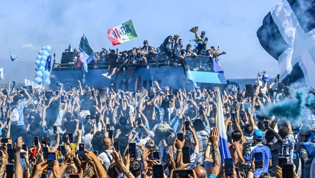 Napoli, è qui la festa! In 200.000 sul lungomare per la sfilata dei campioni d'Italia 1 Napoli, è qui la festa! In 200.000 sul lungomare per la sfilata dei campioni d'Italia