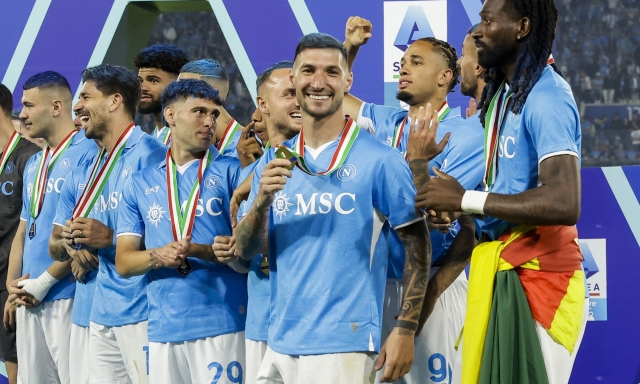 "Napoleoni", dalla festa scudetto alle celebrazioni dei vip. Poi l'attesa Inter, Ancelotti e Zucco 15 "Napoleoni", dalla festa scudetto alle celebrazioni dei vip. Poi l'attesa Inter, Ancelotti e Zucco