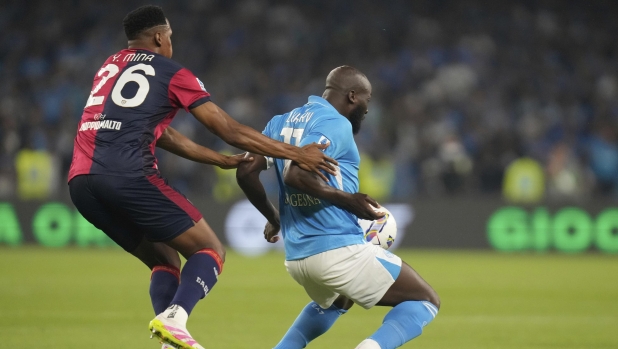 Mina, Lukaku, la maglietta e la gag che scatena i social: "Dai, ti ho lasciato fare gol"