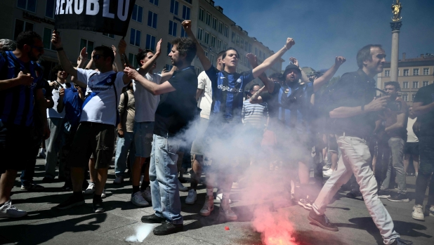 Scontri in metro a Monaco: tifosi interisti respinti a calci e feriti. Rissa sedata coi lacrimogeni