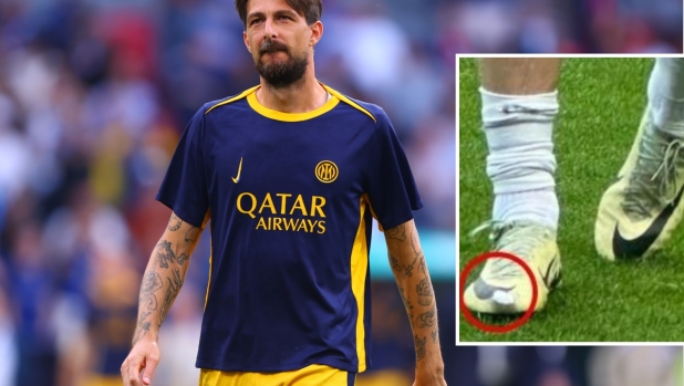 Acerbi in campo con la scarpa bucata: è quella del gol al Barça al 93'