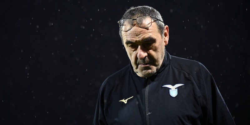Lazio, Sarri spiazzato e ora riflette: non sapeva del mercato bloccato 14 Lazio, Sarri spiazzato e ora riflette: non sapeva del mercato bloccato