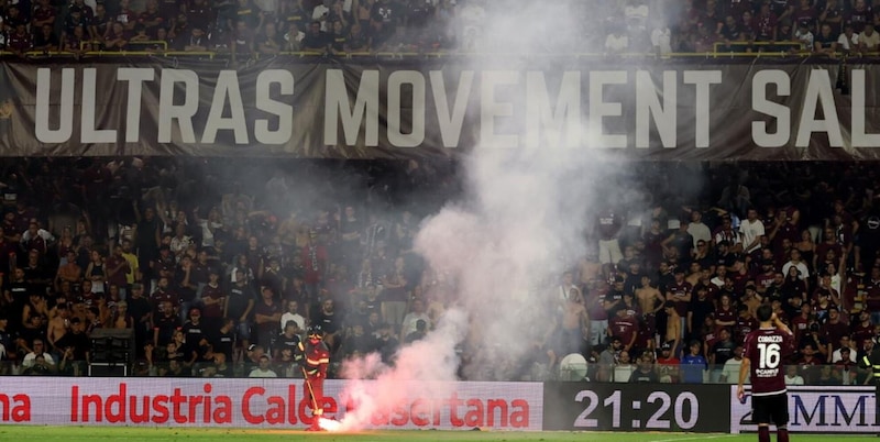 Non solo sconfitta a tavolino con la Samp: cosa rischia la Salernitana dopo il caos all’Arechi 15 Non solo sconfitta a tavolino con la Samp: cosa rischia la Salernitana dopo il caos all’Arechi