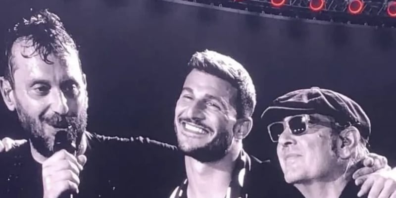 Cremonini show a Bologna: sul palco canta "Poetica" con Orsolini e... 15 Cremonini show a Bologna: sul palco canta "Poetica" con Orsolini e...