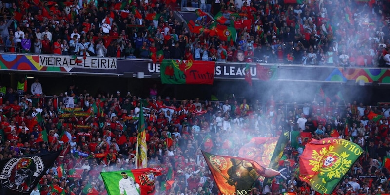 Tragedia alla finale di Nations League tra Portogallo e Spagna: tifoso cade dagli spalti e muore 14 Tragedia alla finale di Nations League tra Portogallo e Spagna: tifoso cade dagli spalti e muore