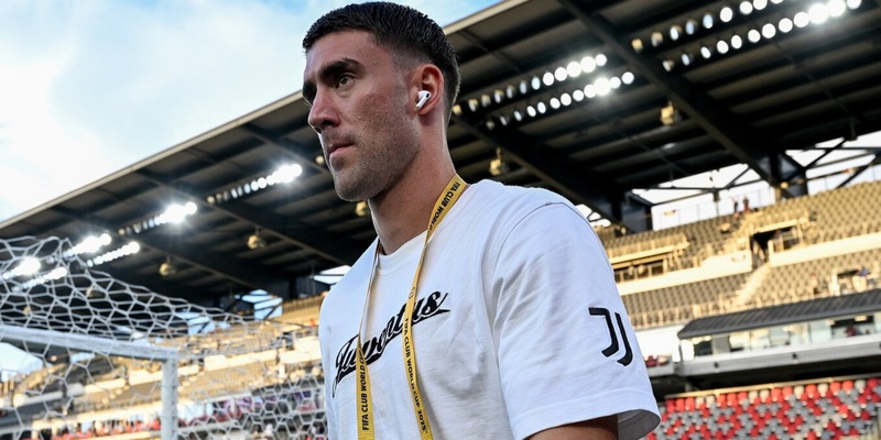Vlahovic rifiuta tutto e blocca la Juve: resta solo Allegri, no anche a Mourinho! 1 Vlahovic rifiuta tutto e blocca la Juve: resta solo Allegri, no anche a Mourinho!