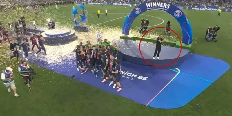 Il bel gesto di Luis Enrique nei confronti dell’Inter durante la premiazione: poi spiega perché l’ha fatto 14 Il bel gesto di Luis Enrique nei confronti dell’Inter durante la premiazione: poi spiega perché l’ha fatto