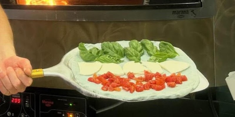 A Napoli continua la festa per il quarto tricolore: arriva la "pizza scudetto" 15 A Napoli continua la festa per il quarto tricolore: arriva la "pizza scudetto"