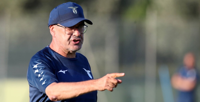 Lazio, riecco Sarri a Formello: accoglienza speciale dei tifosi 15 Lazio, riecco Sarri a Formello: accoglienza speciale dei tifosi