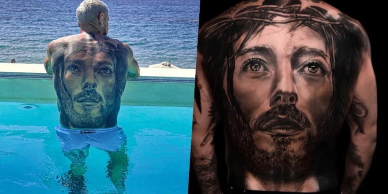 Calciatore al mare con Gesù Cristo tatuato su tutta la schiena: lo riconoscete?