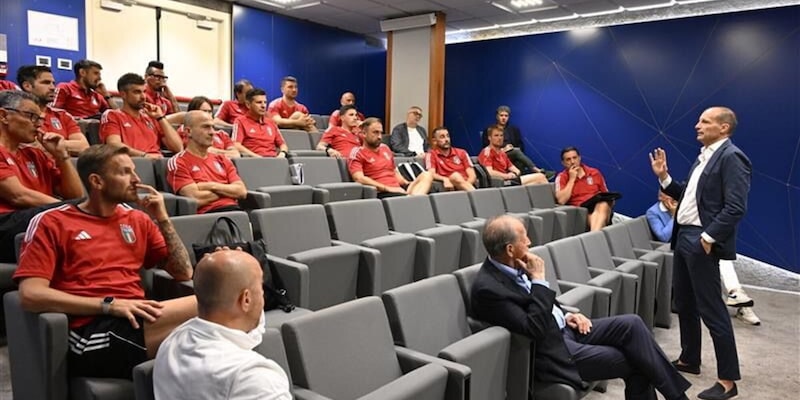 Allegri prof a Coverciano davanti a Fabregas e Hamsik: "Bisogna far esprimere i calciatori" 1 Allegri prof a Coverciano davanti a Fabregas e Hamsik: "Bisogna far esprimere i calciatori"