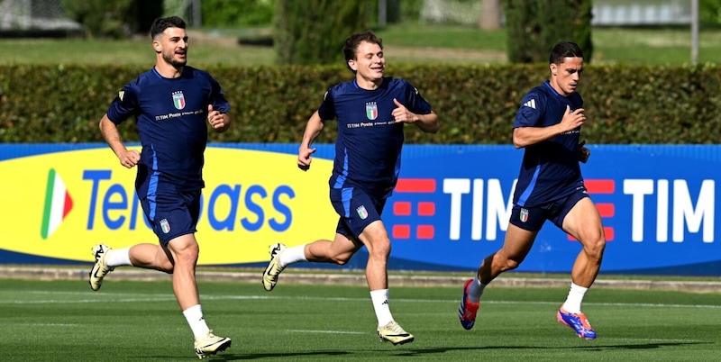 Orsolini e Raspadori si godono l'Italia: "Essere in Nazionale è un grande orgoglio" 15 Orsolini e Raspadori si godono l'Italia: "Essere in Nazionale è un grande orgoglio"